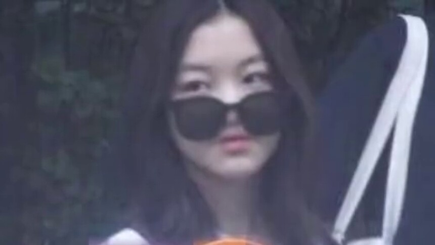 李嫣戴墨镜方式上热搜 本人一脸懵：我傻了