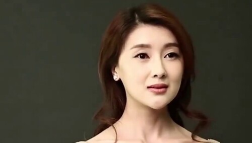 甘薇罕见现身与何洁刁磊聚会，还债带娃苦苦支撑满脸憔悴