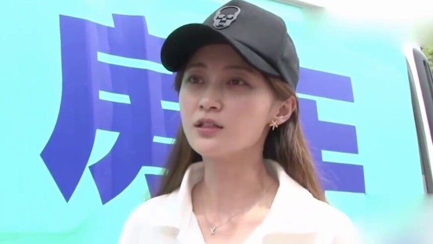 文章离婚后姚笛首度接受采访，坦言瘦了七斤，手上未戴婚戒
