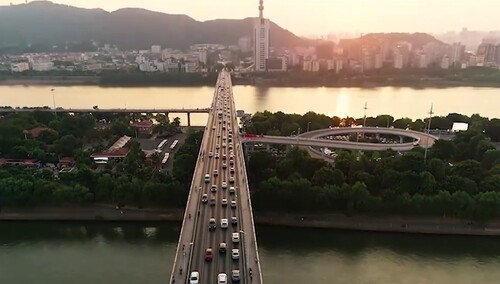 新中国成立70周年·飞阅湘江的桥丨长沙橘子洲大桥动感时刻【航拍：漓江鹰】