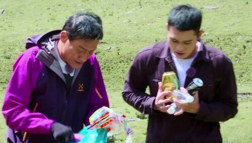 吴刚梁家辉化身环保卫士 结伴捡垃圾维护景区“颜值”