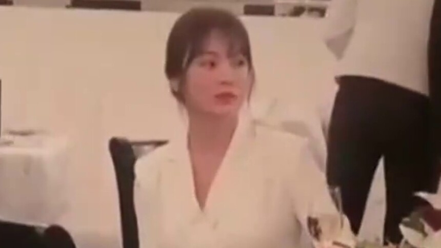 【IF时尚】纽约时装周秀场，宋慧乔安静坐着就美美哒