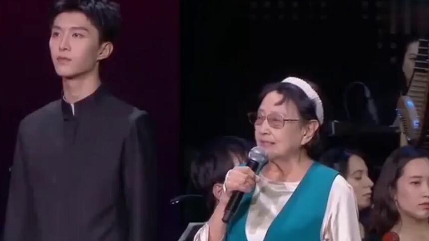 范丞丞经典电影音乐会，丞丞和前辈合作表现好乖