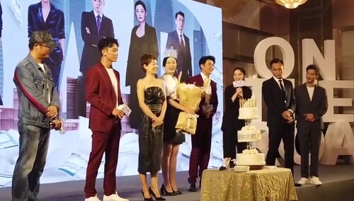 超级暖心惊喜！曾黎发布会现场庆生