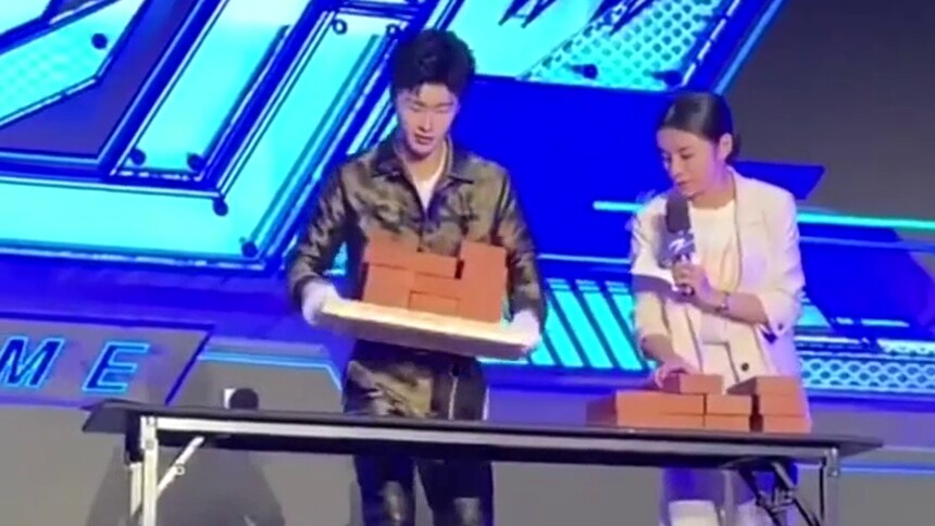 范丞丞搬砖 四舍五入 范丞丞可以搬起一个我了