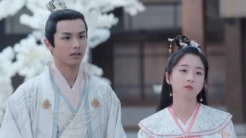 《山寨小萌主》第15集看点：太子妃遇情敌！李彻变成“夹心饼干”