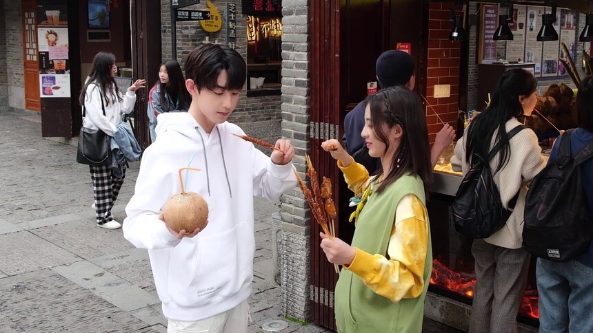 《谢谢让我遇见你》独家彩蛋：万鹏豪爽撸串，郭俊辰偷吃被抓包