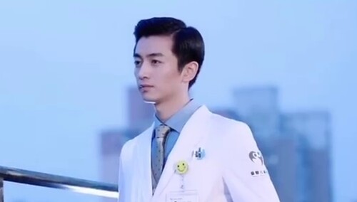 陈晓镜头前后尽显邓医生反差萌