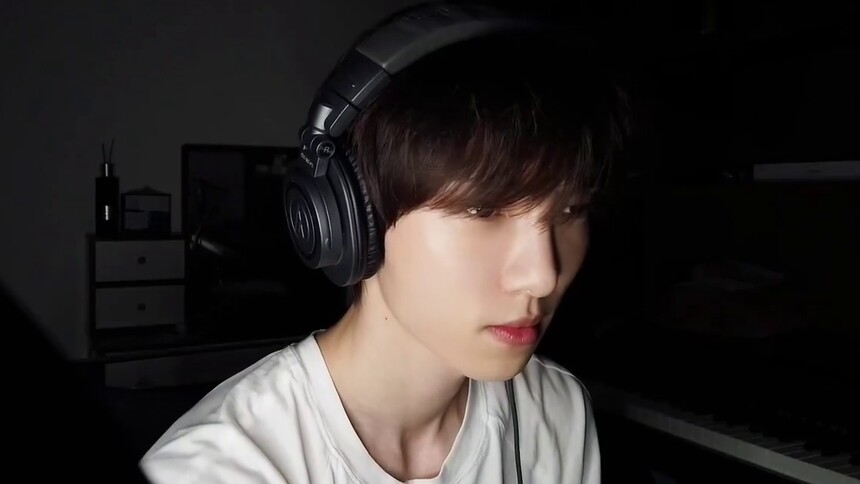 R1SE赵磊超强翻唱《左手指月》