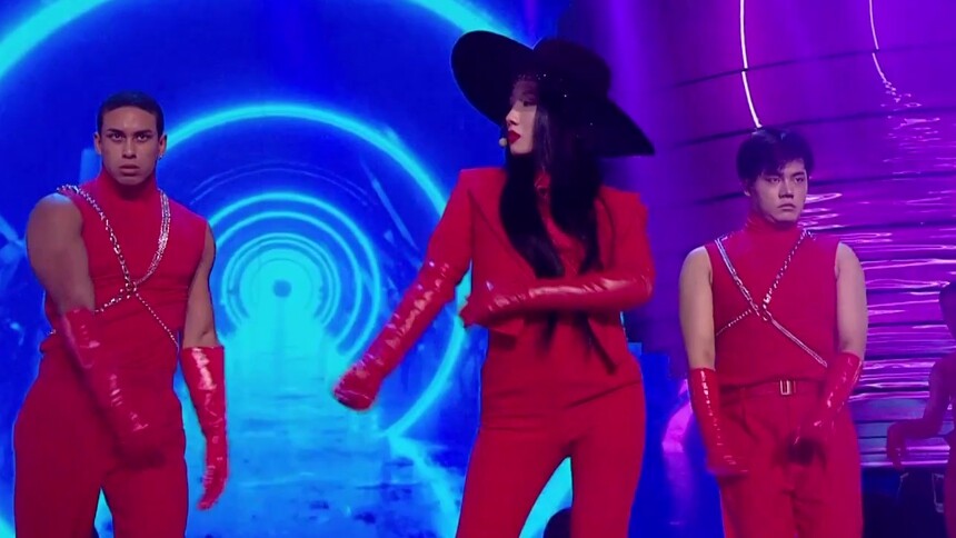 炫酷魅力点燃全场 孟美岐演唱新歌《Mute》