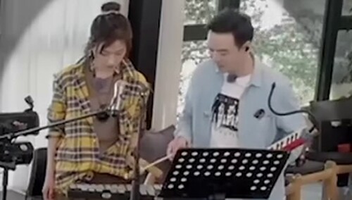 《姐姐的爱乐之程》未播花絮：超用心！万茜练习用钢琴片给张雨绮伴奏