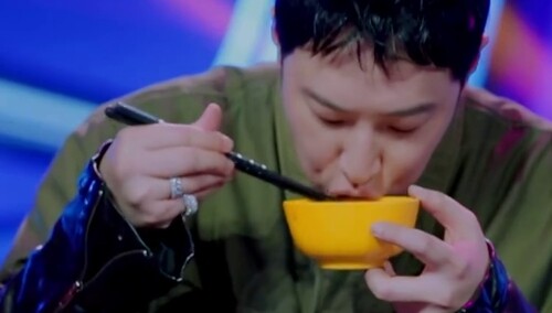 潘玮柏嗨唱现场吃螺蛳粉 不料竟被自己呛到？