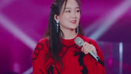 龙梅子尝试西北方言唱歌 现场挑战嗨唱主题歌