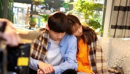 花絮：靠肩杀！孙怡白敬亭依偎取暖