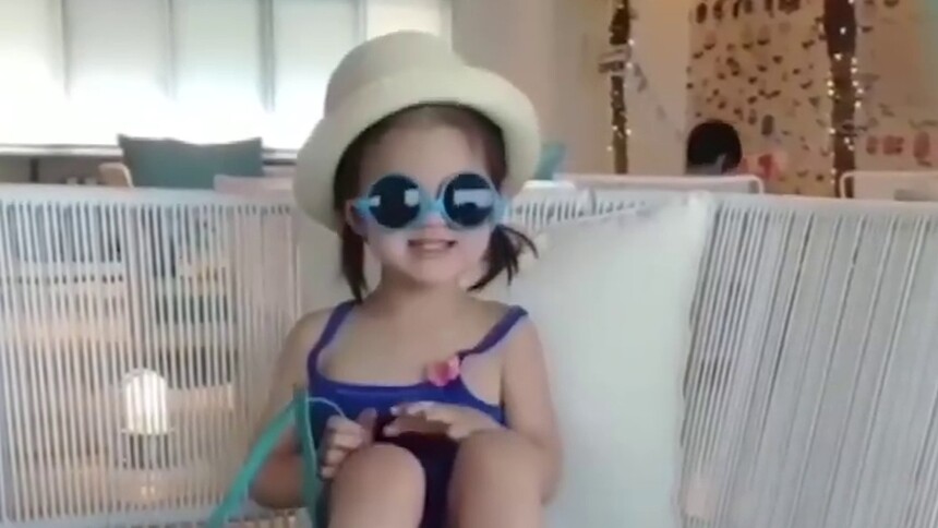 张梓琳4岁女儿长腿吸睛比例优秀，不得不说基因的力量太强大！
