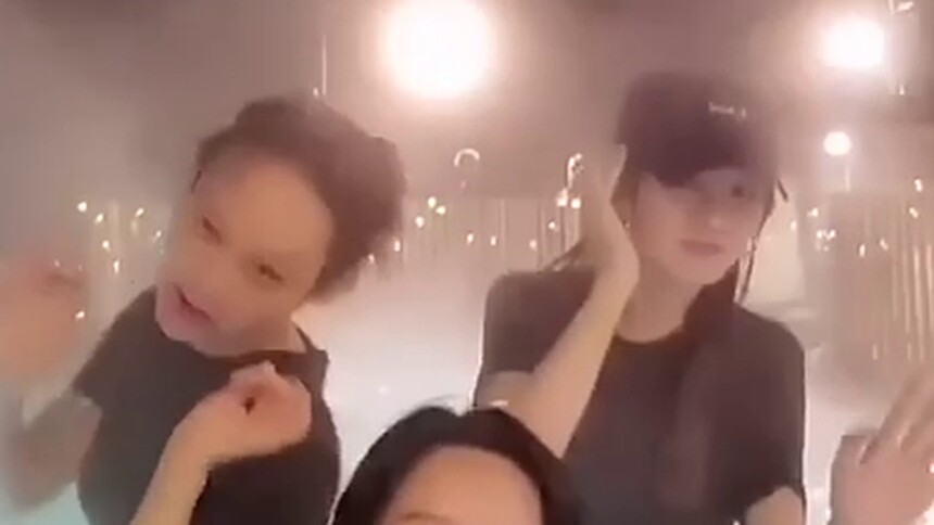 宁静孟佳张含韵李斯丹妮温泉热舞！素颜出镜身材一级棒！