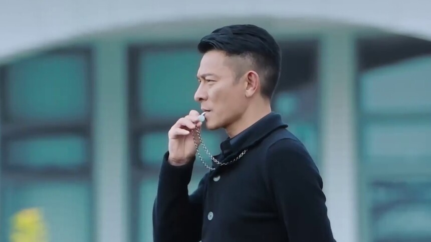 第一次合唱辣眼睛 刘德华训练同学们两人三足跑