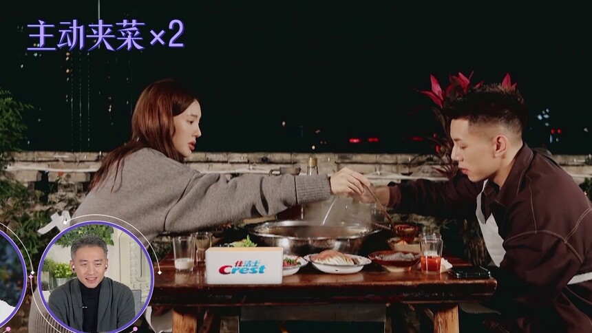 金晨主动为卡斯柏夹菜，大方送出最爱的土豆片