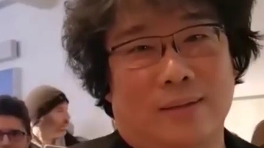 《寄生虫》导演获奥斯卡后，对镜头给武汉加油：我们一起战胜它！