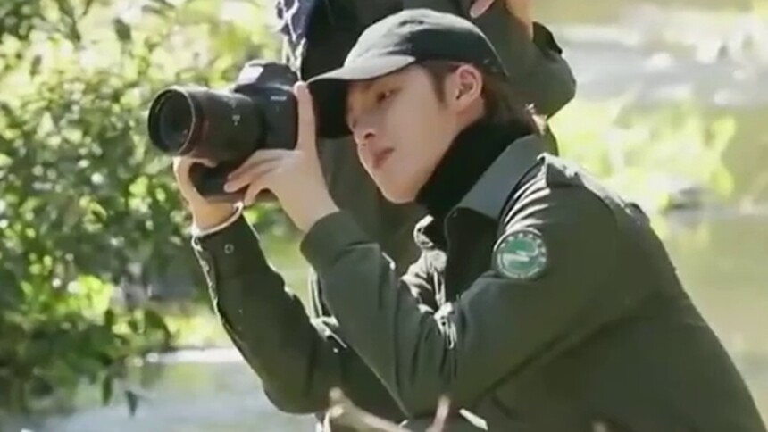 朱正廷喂小象 给大象拍照的摄影师朱正廷上线