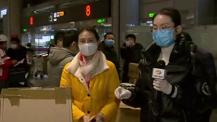 湖南老乡英国募集医疗物资抵长 4G连线经视记者闫丽颖 3.7万英镑医疗物资 40分钟长沙通关