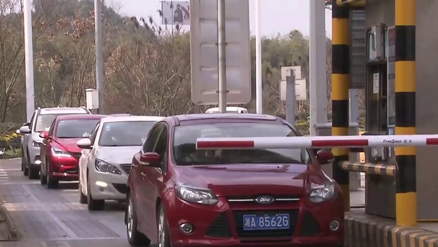 返程路上：高速恢复收费 建议移动支付