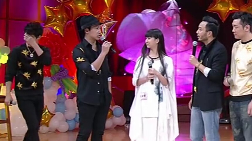 贝儿多多拜师小彩旗转圈美翻了