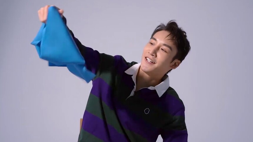 【香蕉街拍】麦亨利随身好物：“健身大魔王”的身份坐实 工作间隙也要随时健身！