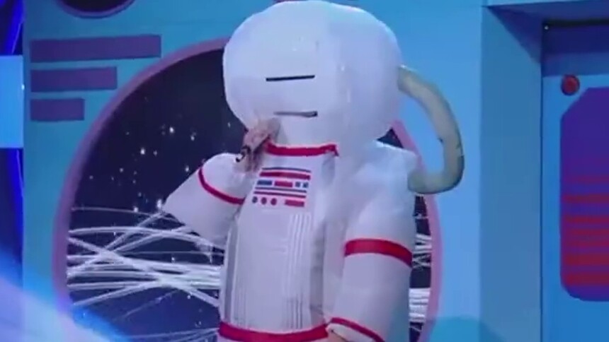 《快乐大本营》易烊千玺穿道具服唱《忽然之间》 声音辨识度高一秒被认出