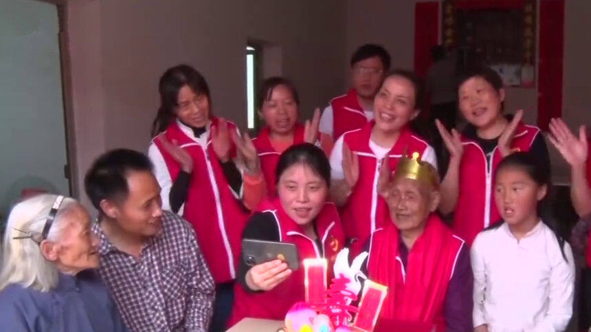 资兴：志愿者为百岁慈善老人刘才通过生日