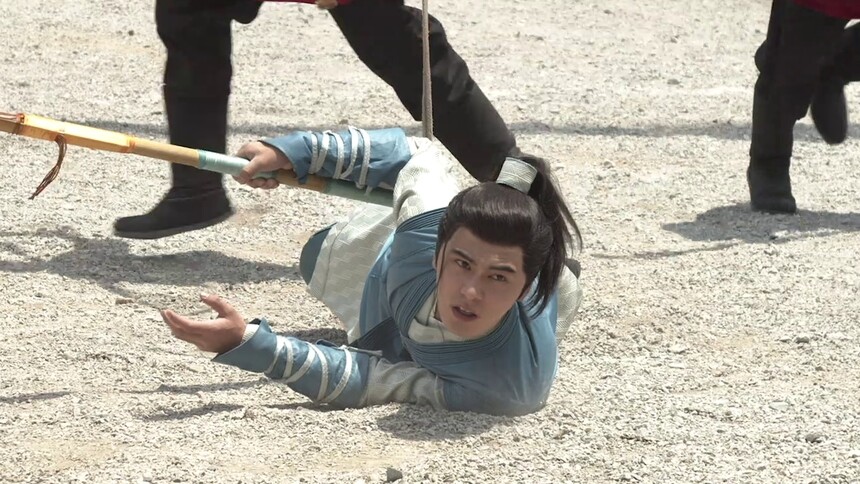 超敬业！吴希泽刘奕畅打袋棍球不怕摔