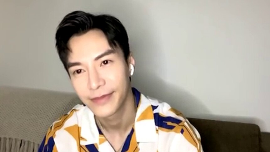 王冠逸直播像在“上网课”被评价是狮子座中的“老干部”