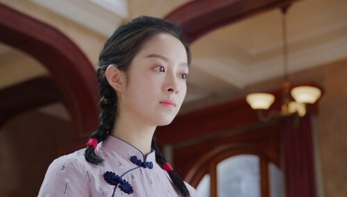 《楼下女友请签收》第3集看点：温小暖在片场被扇巴掌