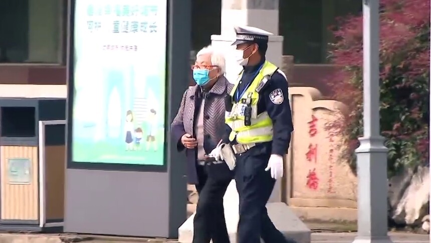 这里有位暖心辅警：让年纪大的人安安全全通过路口