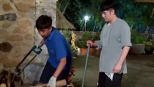 《向往的小生活》 陈赫黄磊深夜魔性劈柴，停不下来