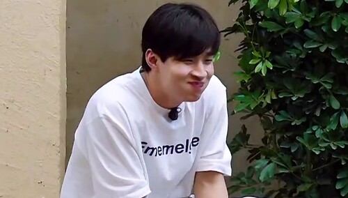 肿么肥四！大华给小O擦地板 一起身裤子掉得只剩内裤了！