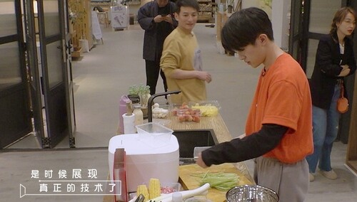 是时候表演真正的技术了！切哥千玺一展娴熟刀工！