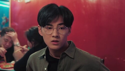 吴智勋和大家一块吃烧烤