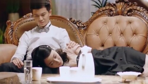 《秋蝉》李曼抱着任嘉伦撒娇，画面太美不敢看，任嘉伦不淡定了！