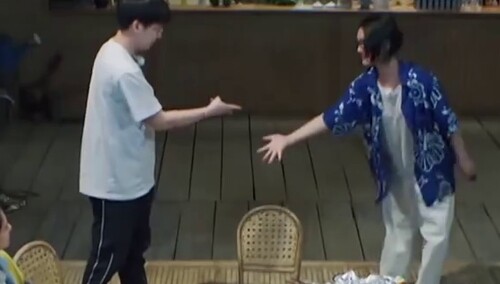 何炅周迅挑战“抽二条”游戏 彭昱畅面临“双商”考验