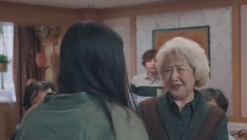 碧莉偷偷回国看奶奶
