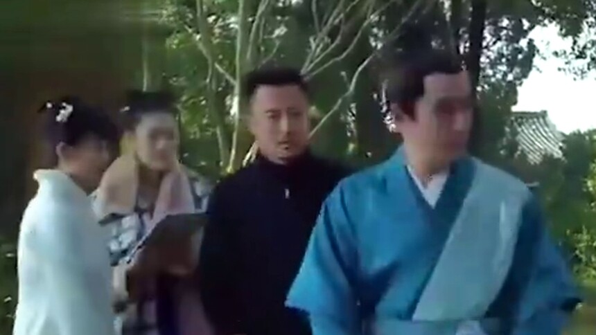 赵丽颖坐冯绍峰腿上秀恩爱，冯绍峰却调皮捏颖宝腰，光天化日撒狗粮！