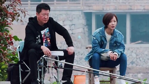 王珞丹无聊到一定境界，复制粘贴宝刚导演动作，不动如山