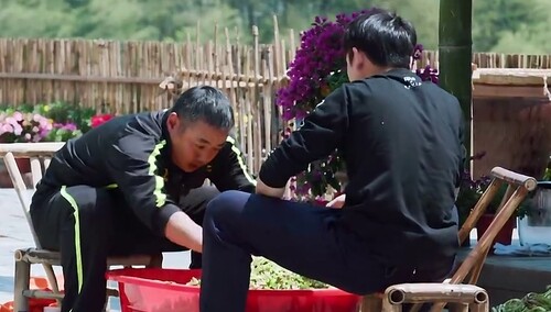 感受下刘国梁的逆天技术！用打乒乓球的绝招做梅干菜，成果却...