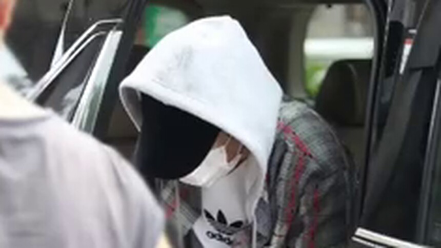 林彦俊今日份上班路途，连帽卫衣+短裤的夏日潮装，小橘的造型好杀