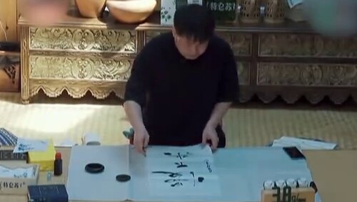 杜海涛隐藏技能大爆发 写书法送蘑菇屋