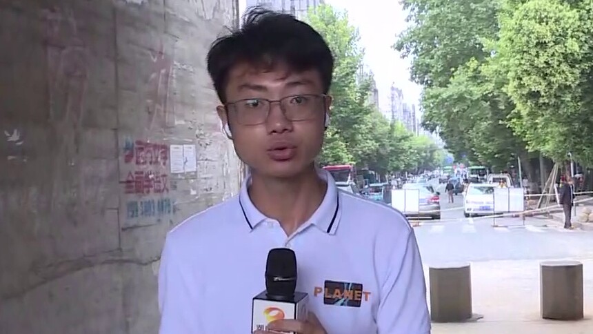 华容 连线记者李向阳：华容河水位持续上涨 沙包堵涵洞防水入县城