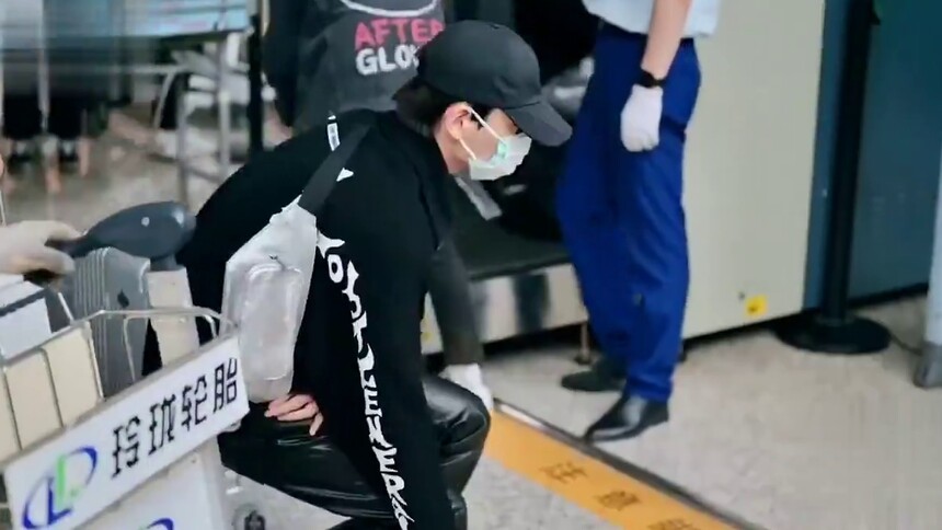 在机场捡垃圾的丁禹兮，黑白配色穿搭，下身搭配皮裤，今天是狂野小丁吗？