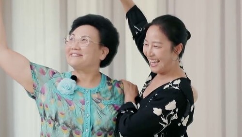 鸿雁cp是真的！捧场王李晟妈力赞秦妈的水鸡蛋拿碗一口干
