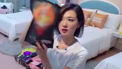 万茜感谢杜华送螺蛳粉，这就是金晨的丰唇神器同款螺蛳粉吗